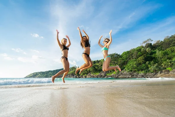 Chicas Felices Saltando Playa Vacaciones Tropicales Piernas Movimiento Borroso — Foto de Stock