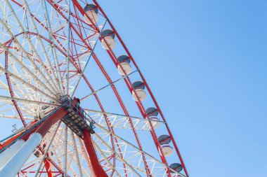 Mavi gökyüzü arkaplanındaki dönme dolap kopyalama alanı ile.