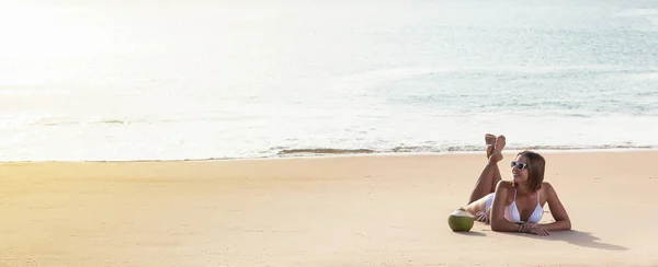 ココナッツとビーチで白いビキニの日光浴で美しい女性を笑顔 バナー版 — ストック写真