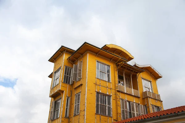 Antigua Casa Madera Amarilla Ciudad — Foto de Stock