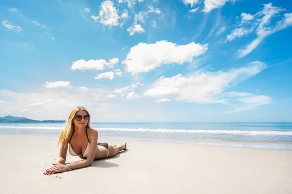 Young Beautiful Woman Relaxing Tropical Beach Tropical Vacation Concept — Foto de Stock
