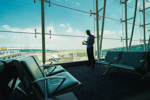 Silhueta Passageiro Com Café Telefone Celular Aeroporto Conceito Viagem — Fotografia de Stock