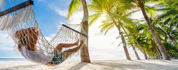 Kumsalda Hamakta Dinlenen Bir Kadın Seyahat Tatil Konsepti Pankart Sürümü — Stok fotoğraf