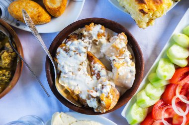 Tavuklu Gürcü yemeği chkmeruli. Yakın çekim, seçici odaklanma. 