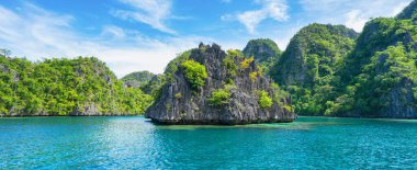 Taşlı tropik adaların manzarası. Coron, El Nido, Filipinler. Pankart.