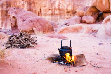 Wadi Rum çölünde şenlik ateşinde çay yapmak, Jordan.