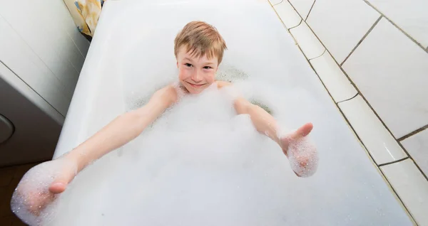 Criança Toma Banho Banho Com Espuma Mostrando Grande Polegar — Fotografia de Stock