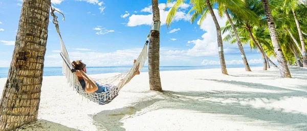Hombre Hamaca Hermosa Playa Tropical Banner — Foto de Stock