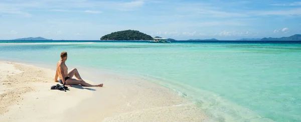 Uomo Seduto Sulla Spiaggia Con Maschera Pinne Isole Mare Sullo — Foto Stock