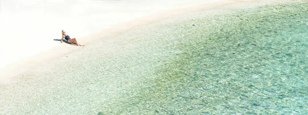 Mulher Fato Banho Preto Relaxante Praia Vazia Com Água Azul — Fotografia de Stock