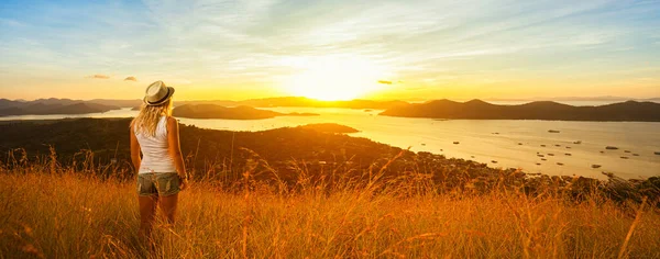 山頂から夕日を楽しむ女 島と空を背景に バナーとパノラマ版 — ストック写真