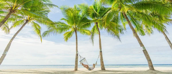 Mujer Acostada Una Hamaca Entre Palmeras Hermosa Playa Tropical Concepto — Foto de Stock