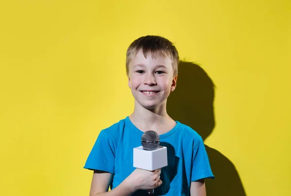 Kleine Gelukkige Journalist Met Microfoon Geïsoleerd Gele Achtergrond — Stockfoto