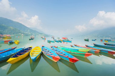 Nepal, Pokhara 'daki Fewa Gölü' nde renkli ahşap bir tekne. Phewa Gölü tekne turizminin en önemli noktasıdır..