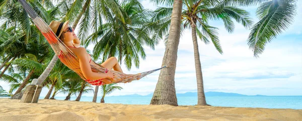 Joven Mujer Feliz Sombrero Gafas Sol Colocadas Hamaca Playa Tropical — Foto de Stock