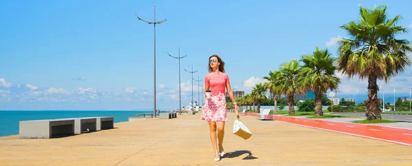 Joven Mujer Hermosa Vestido Rojo Caminando Por Bulevar Playa Con — Foto de Stock