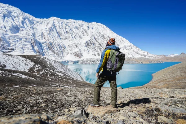 Podróże Wędrówki Koncepcja Trekker Plecakiem Jeziorze Tilicho Jego 4900M Nad — Zdjęcie stockowe