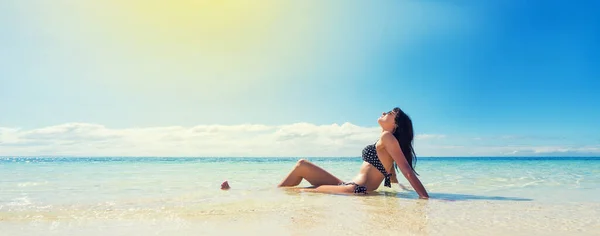 Chica Traje Baño Negro Bronceado Hermosa Playa Concepto Vacaciones Tropicales — Foto de Stock