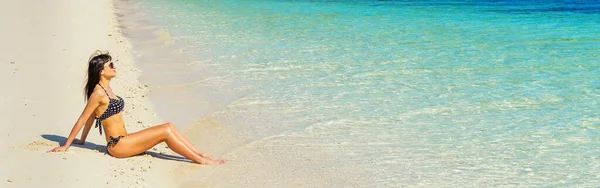 ビーチで晴れた日を楽しむ黒い水着の若い女性 バナー版 — ストック写真