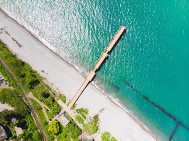 Kumsal ve köprü. Hava görüntüsü. Yeşil pelerin, Batumi, Adjara, Georgia.