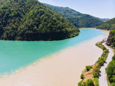 Adjara, Gürcistan 'da Chorokh ve Adjaristskhali nehirlerinin birleştiği yer. Hava görünümü.