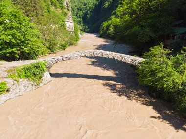 Makhuntseti köprüsünün havadan görüntüsü. Adjara, Georgia.