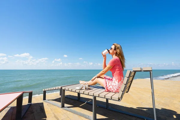 Joven Hermosa Mujer Sentada Silla Playa Con Zapatos Para Llevar — Foto de Stock