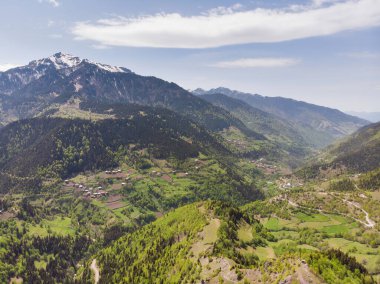 Güzel dağların arasındaki küçük köyler. Havadan panoramik görüntü. Georgia.