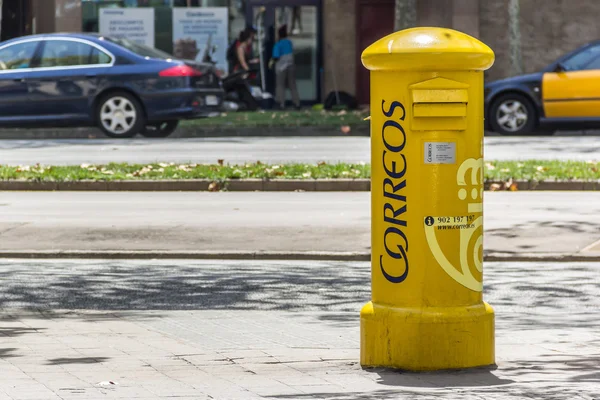 Sarı sokak Correos posta kutusu. Correos Ulusal İspanyol posta hizmetidir