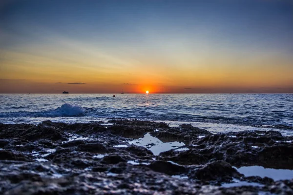 Vista da terra all'alba in mare . — Foto Stock