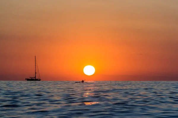 Sunrise with boat and kayak — Stock Photo, Image