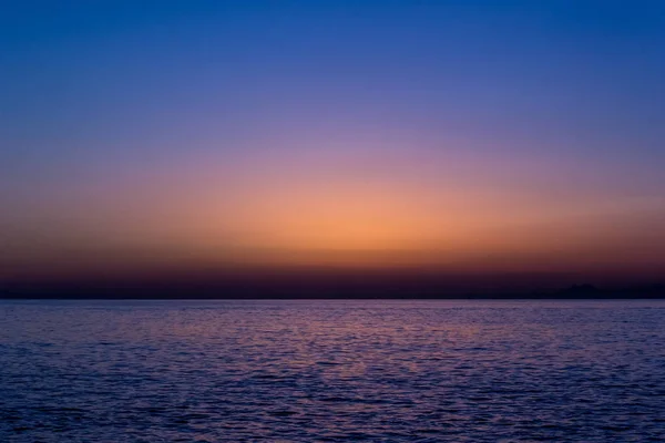 Prima dell'alba nel mare . — Foto Stock