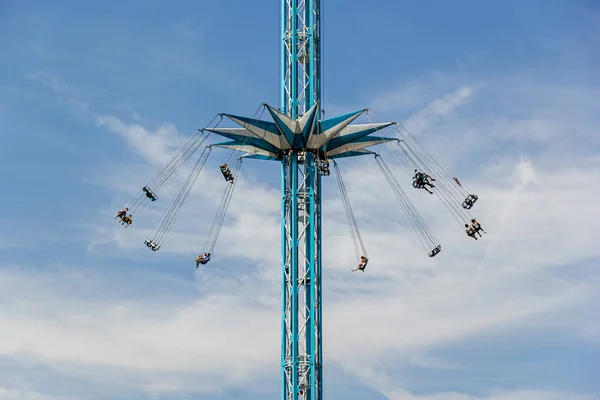 Carrousel Achtergrond Van Een Blauwe Lucht Met Wolken — Stockfoto