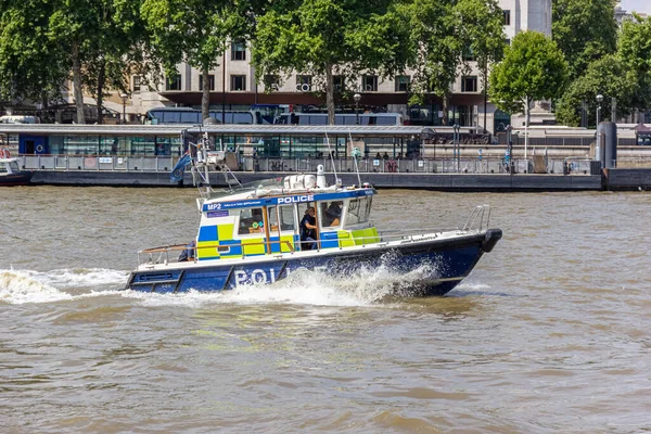 Londra, İngiltere - 25 Temmuz 2018: Metropolitan Polis Teknesi Londra Thames 'e son sürat gidiyor.