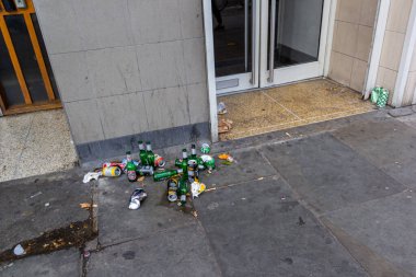 Londra, İngiltere - 28 Temmuz 2018: Şehir tatilinden sonra toprak, çöp, boş şişeler.