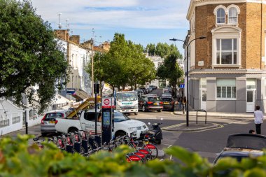 Londra, İngiltere - 30 Temmuz 2018: Londra 'nın sakin yan sokağı.