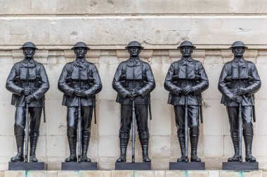 Londra, İngiltere - 29 Temmuz 2018: Gardiyanlar Birliği olarak da bilinen Muhafız Anıtı 'nda askerlerin beş bronz heykeline yakından bakın.