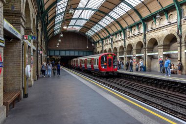 Londra, İngiltere - 30 Temmuz 2018: Notting Hill Gate Londra Metro İstasyonu Yaklaşan tren ve peron üzerinde insanlar.