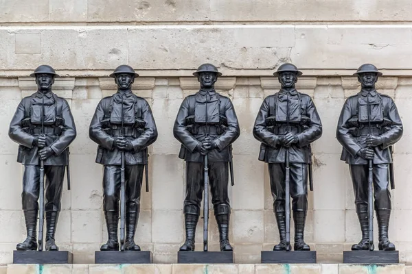 Londra, İngiltere - 29 Temmuz 2018: Gardiyanlar Birliği olarak da bilinen Muhafız Anıtı 'nda askerlerin beş bronz heykeline yakından bakın.