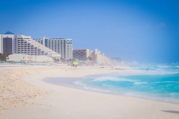 Beautiful beach on the Caribbean coast. Zona Hoteliera, Cancun, Mexico — Stock Photo, Image