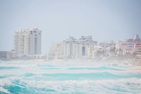 Güzel plaj Karayip sahilinde. Zona Hoteliera, Cancun, Meksika