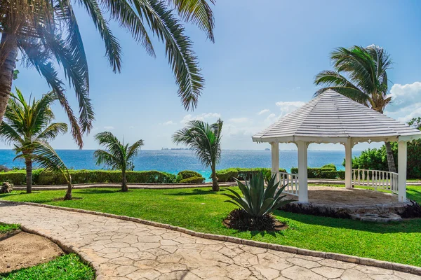 Çardak Karayip Denizi kıyısında parkta. Punta Sur Cliff / düğün