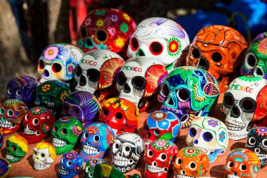 Meksika hatıra. Meksikalı bir gelenek. Mıknatıslar ve hediyeler. Chichen Itza. Maya harabelerini, sütunlar halinde bir bin savaşçı Yucatan, Meksika Tapınağı