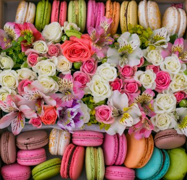 Fransız acıbadem kurabiyesi pasta. Macaroons çiçekli bir kutu içinde