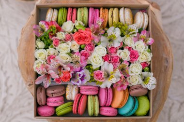 Fransız acıbadem kurabiyesi pasta. Macaroons çiçekli bir kutu içinde
