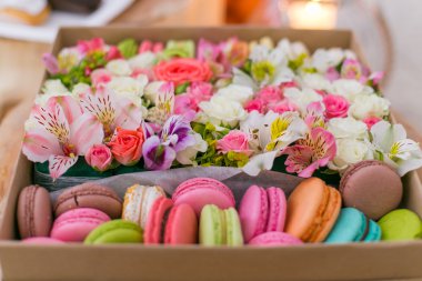 Fransız acıbadem kurabiyesi pasta. Macaroons çiçekli bir kutu içinde