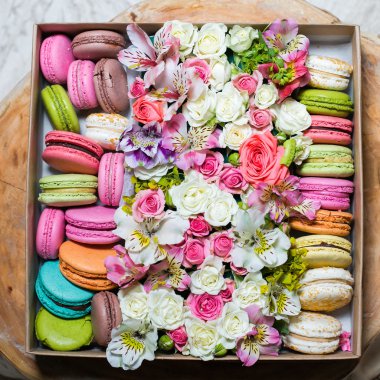 Fransız acıbadem kurabiyesi pasta. Macaroons çiçekli bir kutu içinde