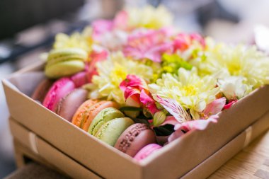 Fransız acıbadem kurabiyesi pasta. Macaroons çiçekli bir kutu içinde