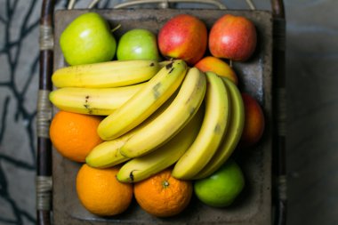 Vejetaryen yiyecekler. Muz, elma, portakal. Meyve