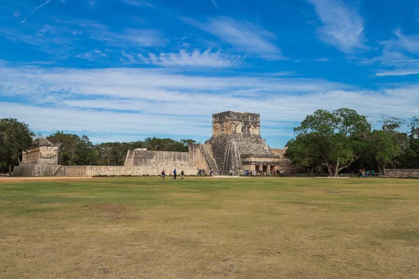 Chichen Itza. Mayské ruiny, sloupce v chrámu tisíc bojovníků Yucatan, Mexiko — Stock fotografie